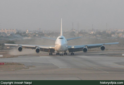 PIA Boeing 747-367