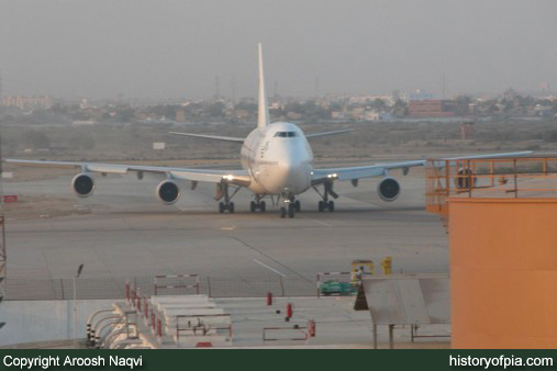 PIA Boeing 747-367