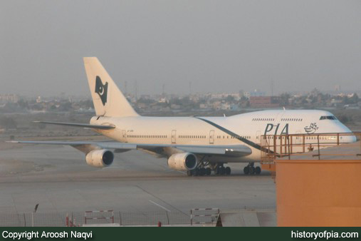 PIA Boeing 747-367