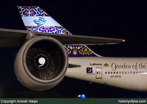 PIA Boeing 747-367