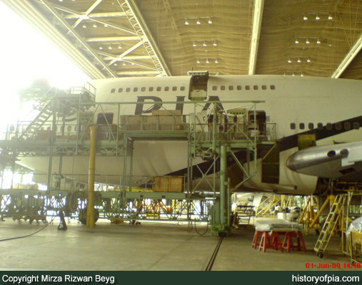 PIA Boeing 747-367