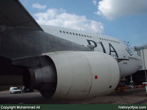 PIA Boeing 747-367