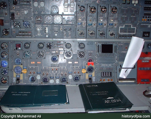 PIA Boeing 747-367