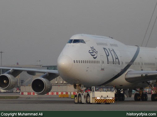 PIA Boeing 747-367