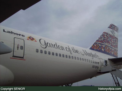 PIA Boeing 747-367