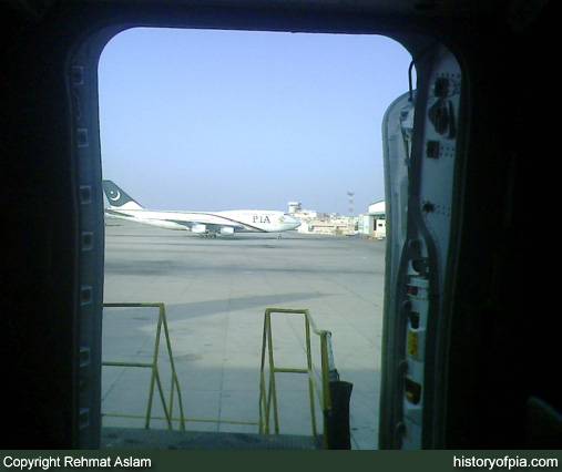 PIA Boeing 747-367
