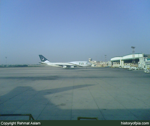 PIA Boeing 747-367