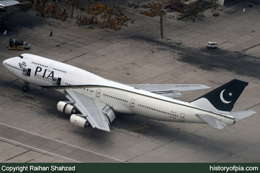 PIA Boeing 747-367