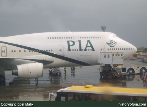 PIA Boeing 747-367