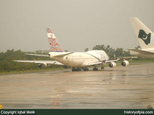 PIA Boeing 747-367