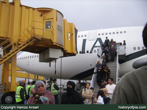 PIA Boeing 747-367