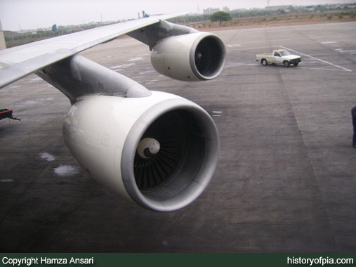 PIA Boeing 747-367