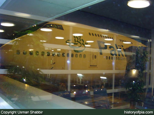 PIA Boeing 747-367
