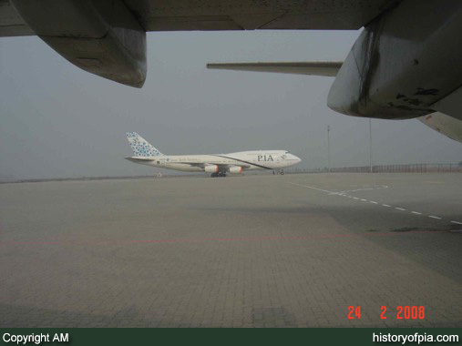 PIA Boeing 747-367