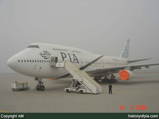 PIA Boeing 747-367