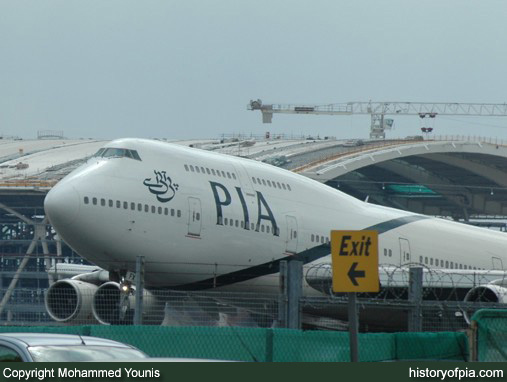 PIA Boeing 747-367