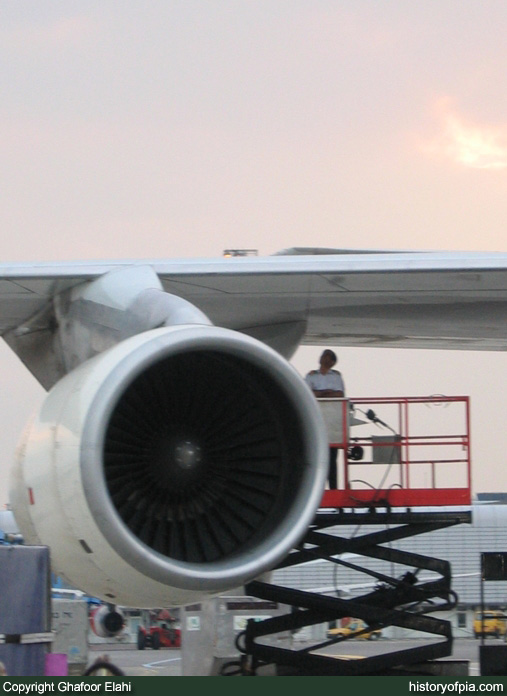 PIA Boeing 747-367