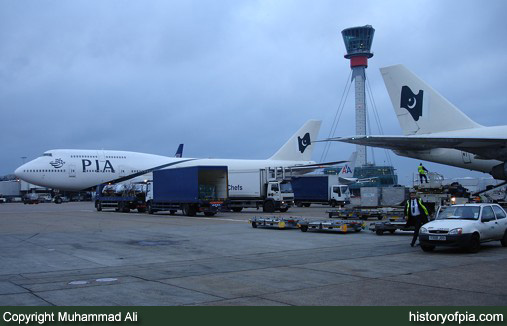 PIA Boeing 747-367