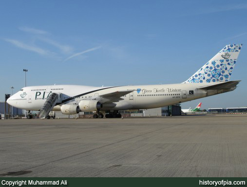 PIA Boeing 747-367