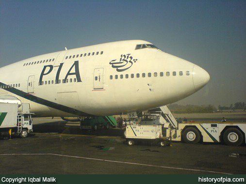 PIA Boeing 747-367
