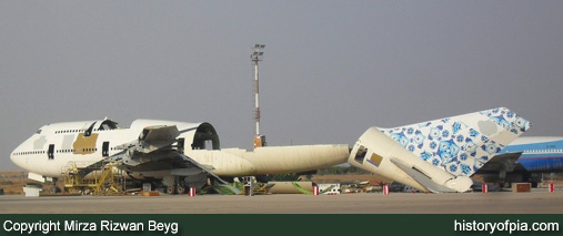 PIA Boeing 747-367