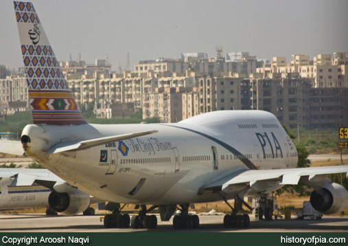 PIA Boeing 747-367
