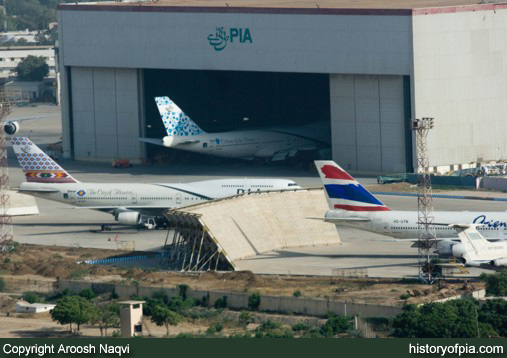 PIA Boeing 747-367