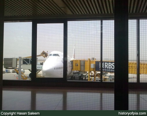 PIA Boeing 747-367