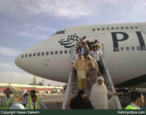 PIA Boeing 747-367