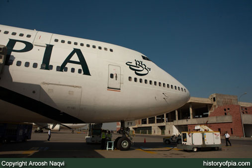 PIA Boeing 747-367