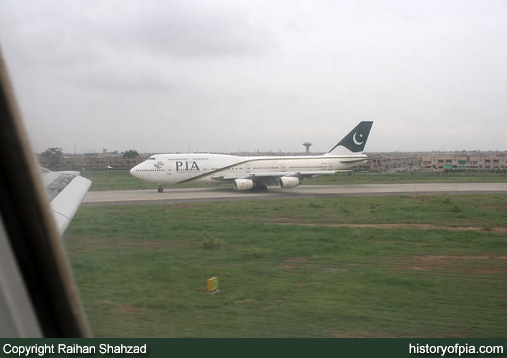 PIA Boeing 747-367