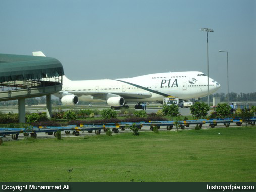 PIA Boeing 747-367