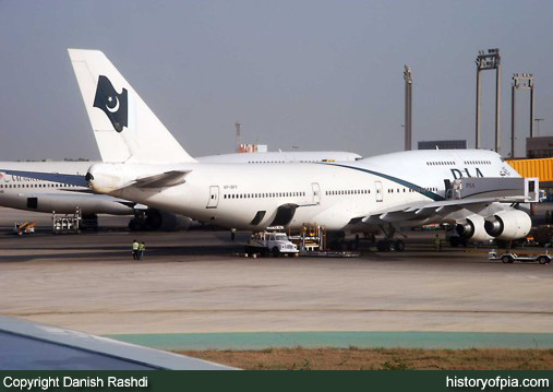 PIA Boeing 747-367