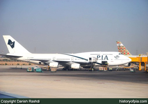 PIA Boeing 747-367