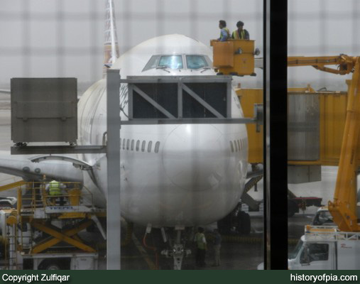 PIA Boeing 747-367