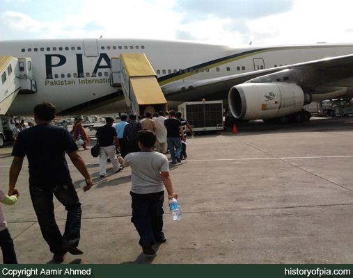 PIA Boeing 747-367