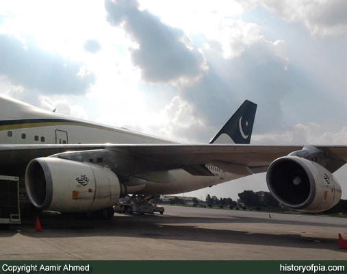 PIA Boeing 747-367