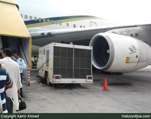 PIA Boeing 747-367