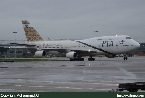PIA Boeing 747-367