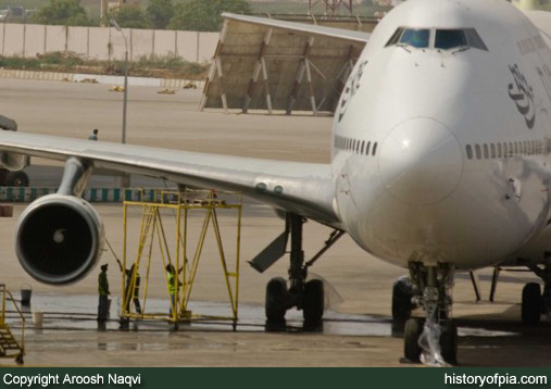 PIA Boeing 747-367