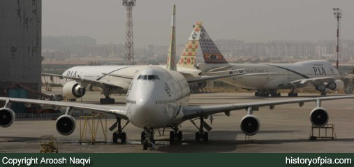 PIA Boeing 747-367