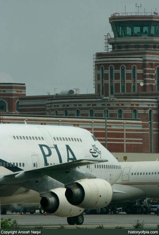 PIA Boeing 747-367