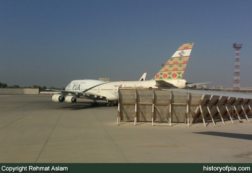 PIA Boeing 747-367