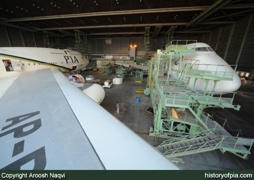 PIA Boeing 747-367