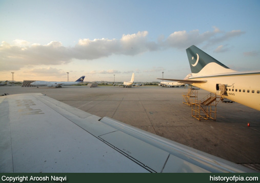 PIA Boeing 747-367