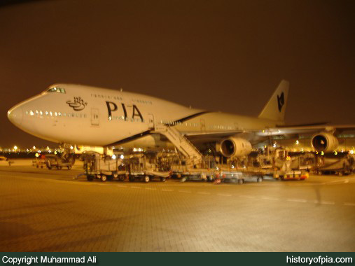 PIA Boeing 747-367
