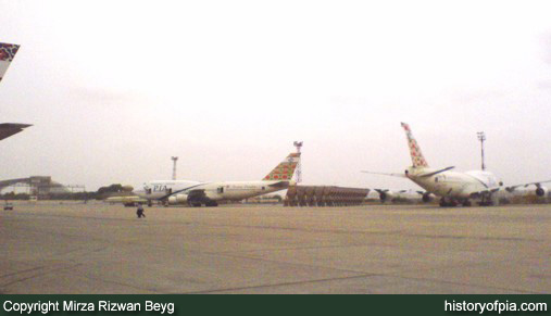 PIA Boeing 747-367