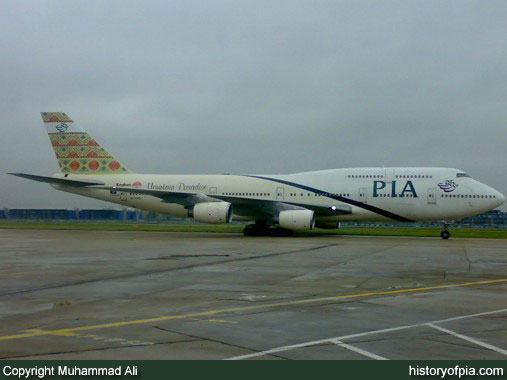 PIA Boeing 747-367