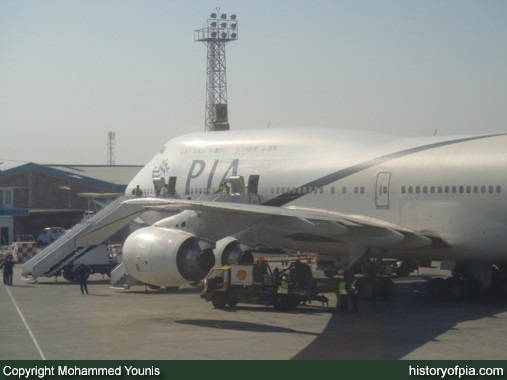 PIA Boeing 747-367