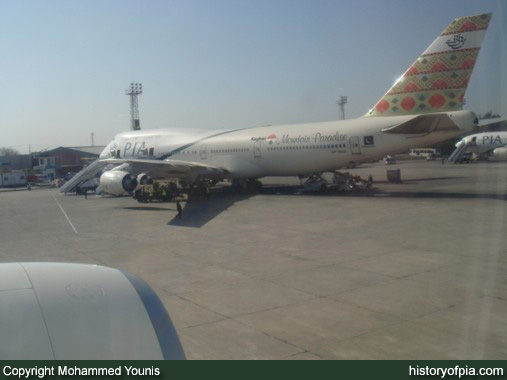 PIA Boeing 747-367